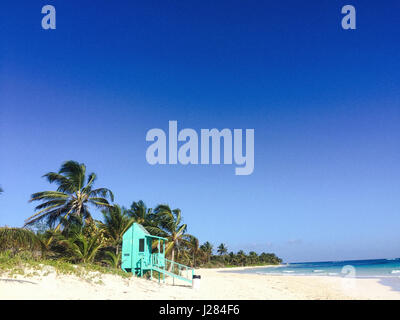 Lifeguard hut au Flamenco Beach contre ciel bleu clair au cours de journée ensoleillée Banque D'Images