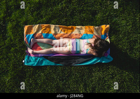 Vue de dessus de girl lying on picnic blanket sur le terrain Banque D'Images