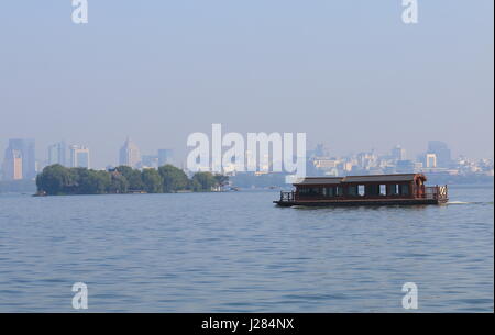 Bateau de croisière voiles dans West Lake Hangzhou Chine Banque D'Images