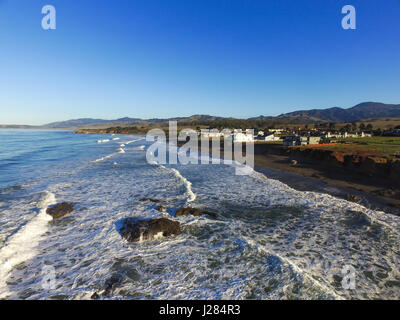 Vue aérienne, juste en dehors de la côte à San Simeon, ville à l'autoroute 1, en Californie, USA Banque D'Images