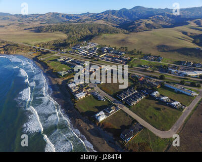 Vue aérienne sur la ville de San Simeon, à big sur, Californie, USA Banque D'Images