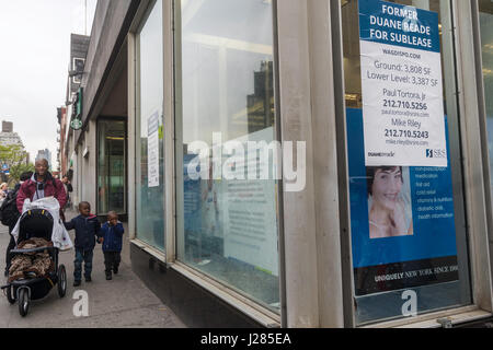 New York, NY, USA 24 avril 2017 - Un ancien Duane Reade avec le logo de l'entreprise et signer retiré continue d'attirer les clients. La chaîne régionale toujours présent mondial dans le connu pour avoir une boutique sur tous les autres blocs dans la zone métropolitaine de la ville de New York, commencé à fermer certains de ses endroits cette année. Dans certains cas, la société mère, Walgreen's Alliance Boots, cité baux venant mais dans ce Greenwich Village outlet la compagnie offre de sous-louer l'espace. ©Stacy Walsh Rosenstock Banque D'Images