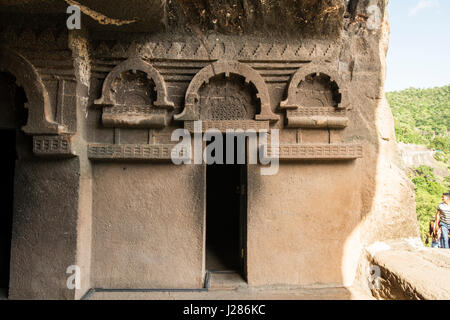 Détails de l'un à l'extérieur de motifs inspird stupa de l'entrées des cavernes à Ajanta, Aurangabad, Maharashtra, Inde Banque D'Images