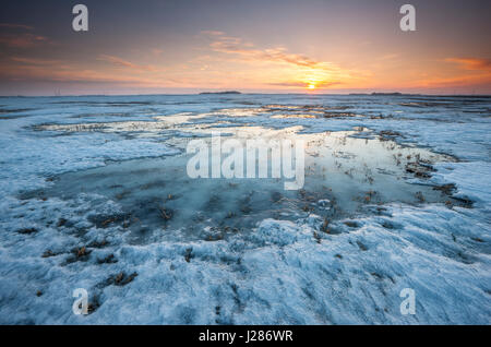 Coucher du soleil sur les champs couverts de neige et gelé au Manitoba, Canada Banque D'Images