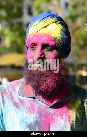 Portrait de jeune homme indien Holi festival de couleur pendant près de Pune, Maharashtra Banque D'Images
