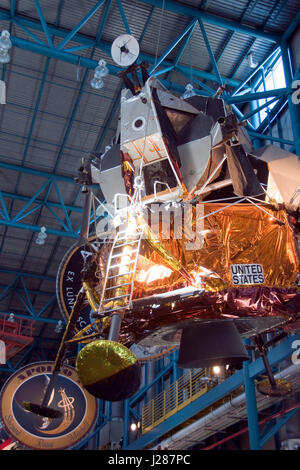 Un module lunaire Apollo (LM) affiché à l'Apollo/Saturn V Center de la NASA au Centre spatial Kennedy, en Floride. Banque D'Images