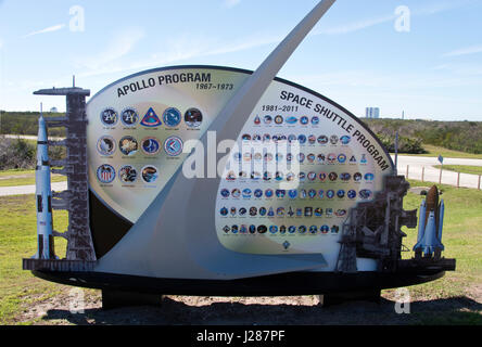 Un panneau à un endroit touristique affichage liste les Apollo et la navette spatiale missions spatiales lancées à partir de 39A, avec le VAB (arrière) à la NASA's Kennedy Space Banque D'Images