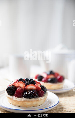 Deux tartes aux fruits mélangés avec plateau électrique en arrière-plan Banque D'Images