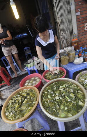 Légumes marinés en vente dans le marché central de Hanoi, Vietnam. Banque D'Images