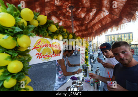 Limonade Fraîche stall à Naples, en Italie. Banque D'Images