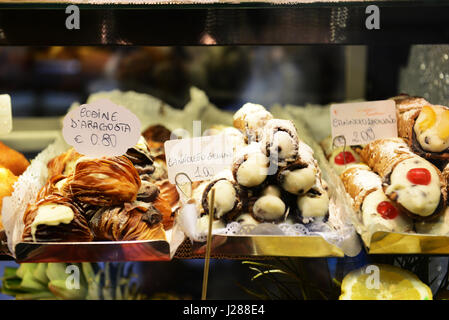 L'Italien de bonbons à afficher dans une pâtisserie à Naples. Banque D'Images