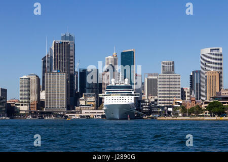 Bateau de croisière amarré dans le port de Sydney avec le Central Business District derrière, New South Wales, Australie Banque D'Images