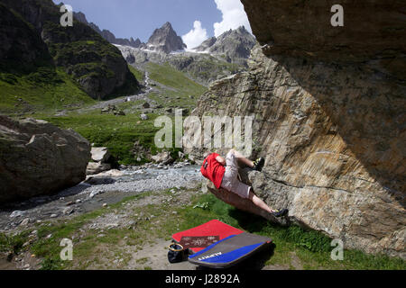 Un alpiniste aborde quelques rochers dans Susten Pass, Suisse Banque D'Images