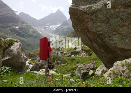 Un alpiniste examine quelques rochers dans Susten Pass, Suisse Banque D'Images