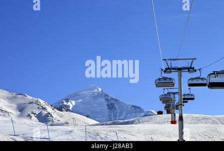 Remonte-pente à ski à sun matin froid. Montagnes du Caucase. Mont Tetnuldi Svaneti, région de la Géorgie. Banque D'Images