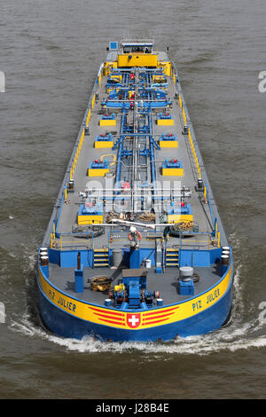 L'Fluiva transport par bateau-citerne PIZ JULIER sur le Rhin. Basée à Rotterdam, Hambourg et Bâle Fluvia gère une flotte de plus de 50 navires-citernes à l'intérieur des terres. Banque D'Images