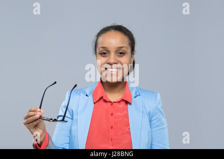 Young Business Woman Hold Verres African American Girl sourire heureux isolé sur fond gris Businesswoman Banque D'Images
