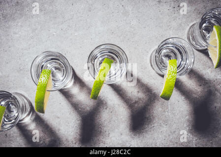 La Vodka dans des verres sur table en pierre Banque D'Images