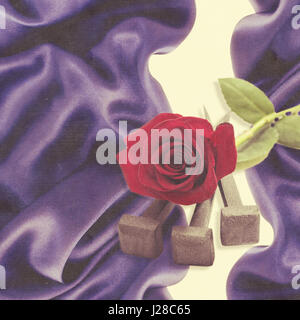 Jésus Christ clous de la Crucifixion et de rose rouge sur fond vintage. Banque D'Images