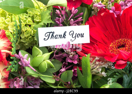 Carte de remerciement avec bouquet de fleurs de printemps. Banque D'Images