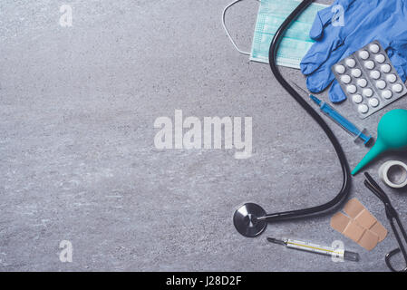 Fournitures médicales sur fond de pierre Banque D'Images