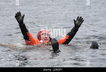 Un homme d'être secourus par les pompiers lors d'un exercice d'entraînement à Underbank réservoir, South Yorkshire, UK. Banque D'Images