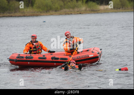 Un homme d'être secourus par les pompiers lors d'un exercice d'entraînement à Underbank réservoir, South Yorkshire, UK. Banque D'Images