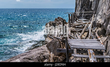 Vieux pont en bois sur le Brocken Koh Tao et Koh Nangyuan îles en Thaïlande Banque D'Images