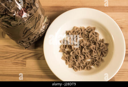 Un sac de pâtes de blé entier farfalle Garofalo Banque D'Images