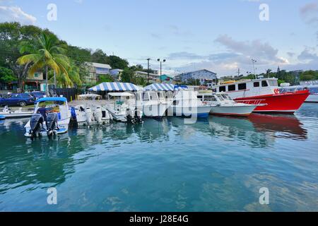 ST JOHN, US Virgin Islands - Bateaux dans le port de Cruz Bay. Cruz Bay est la ville principale de St John dans les îles Vierges américaines. Banque D'Images