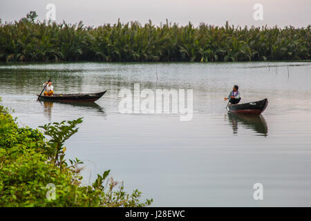 2 pêcheurs asiatiques ruraux sur une rivière à Hoi An, au Vietnam. Banque D'Images