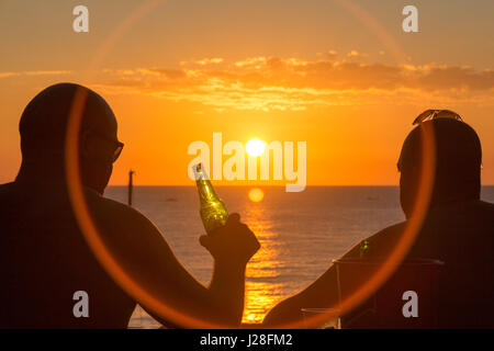 De la Jamaïque, Negril, profiter du soleil, coucher de soleil sur la mer Banque D'Images