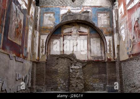 Fresques fresque sur les murs du Collège de l'Augustales à Herculanum, ancienne ville romaine détruite par des flux migratoires en 79AD Ercolana Campanie Italie Banque D'Images