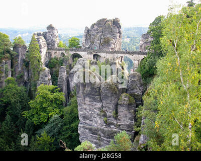 L'Allemagne, la Saxe, la Suisse saxonne, les roches avec pont de pierre (Bastei) Banque D'Images