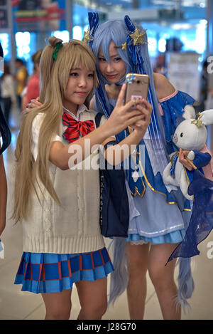 Comic con filles. Deux jeunes filles Cosplay prennent un selfie. Bangkok, Thaïlande, 2017 Banque D'Images