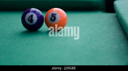 Boules de billard formant numéro 45 sur filt table en face d'corner pocket 45e président concept Banque D'Images