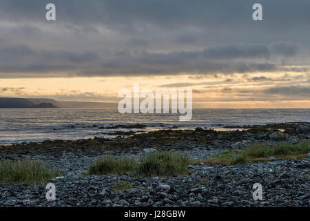 La Norvège, Finnmark, Båtsfjord kommune, vue depuis la rive de la mer de Barents, près de Hamningberg en direction du nord-ouest Banque D'Images