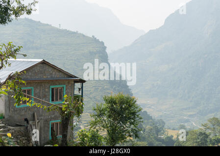 Le Népal, Région de l'Ouest, Bahundanda, sur le circuit de l'Annapurna - Jour 1 - Bhulbhule à Jagat - le naturel de la Chambre souligne le paysage idyllique Banque D'Images