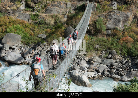 Le Népal, Région de l'Ouest, Jagat, sur le circuit de l'Annapurna - Jour 2 - De Jagat à Dharapani - pont de corde sur la Marsyangdi River dans la région de Yunnan Banque D'Images