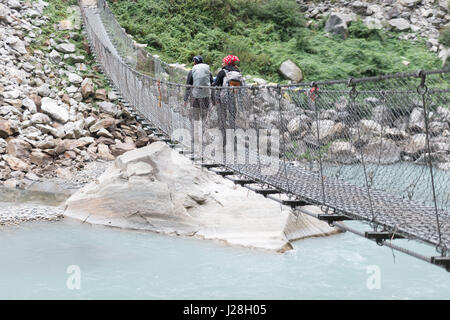 Le Népal, Région de l'Ouest, Dharapani, sur le circuit de l'Annapurna - Jour 2 - De Jagat à Dharapani - rope bridge sur la rivière Marsyangdi Banque D'Images