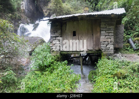 Le Népal, Région de l'Ouest, Dharapani, sur le circuit de l'Annapurna - Jour 2 - De Jagat à Dharapani - hutte d'un moulin à céréales sur la Marsyangdi River, Dharapani Banque D'Images