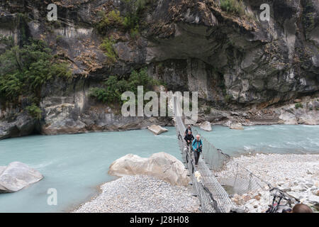 Le Népal, Région de l'Ouest, Dharapani, sur le circuit de l'Annapurna - Jour 2 - De Jagat à Dharapani - Rivière Marsyangdi avec gros rocher Banque D'Images