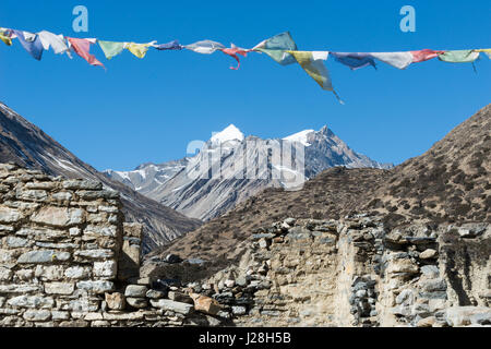 Le Népal, Région de l'Ouest, Tanki Manang, sur le circuit de l'Annapurna - Jour 7 - de Braga à Yak Kharka - drapeaux de prière sur la montagne Banque D'Images