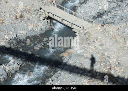 Le Népal, Région de l'Ouest, Tanki Manang, sur le circuit de l'Annapurna - Jour 7 - de Braga à Yak Kharka - un pont sur l'eau Banque D'Images