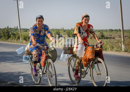 L'Ouzbékistan, Buxoro Province, Jondor tumani, les femmes sur un vélo Banque D'Images