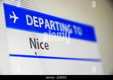 Écran d'ordinateur, close-up de l'état de vol au départ de Nice, France Banque D'Images