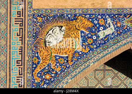 L'Ouzbékistan, Samarkand province, Samarkand, Sher-Dor medrese au Reghistan (17ème siècle). Les tigres sont représentées sur l'Ouzbek 'Sum' bank note Banque D'Images