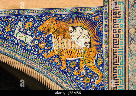 L'Ouzbékistan, Samarkand province, Samarkand, Sher-Dor medrese au Reghistan (17ème siècle). Les tigres sont représentées sur l'Ouzbek 'Sum' bank note Banque D'Images