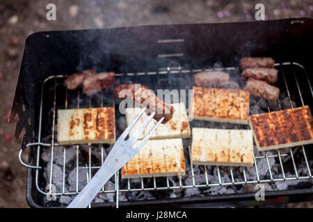 Cevapcici grillé et fromage cuisine des Balkans Banque D'Images