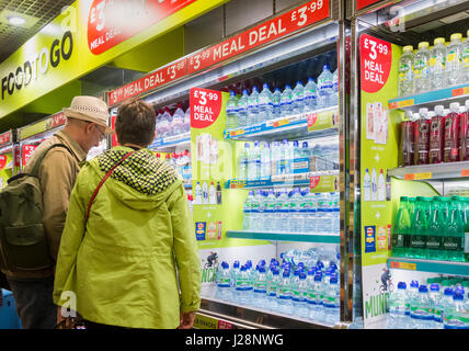 W H Smith meal deal en boutique duty free de l'aéroport de Manchester. UK Banque D'Images